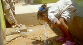 ni�a tomando agua.jpg